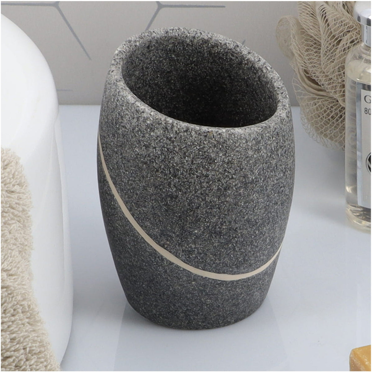 badkamer-drinkbeker-tandenborstelhouder-pebble-grijs-steen-look-polyresin-7-x-10-cm_10463274-1