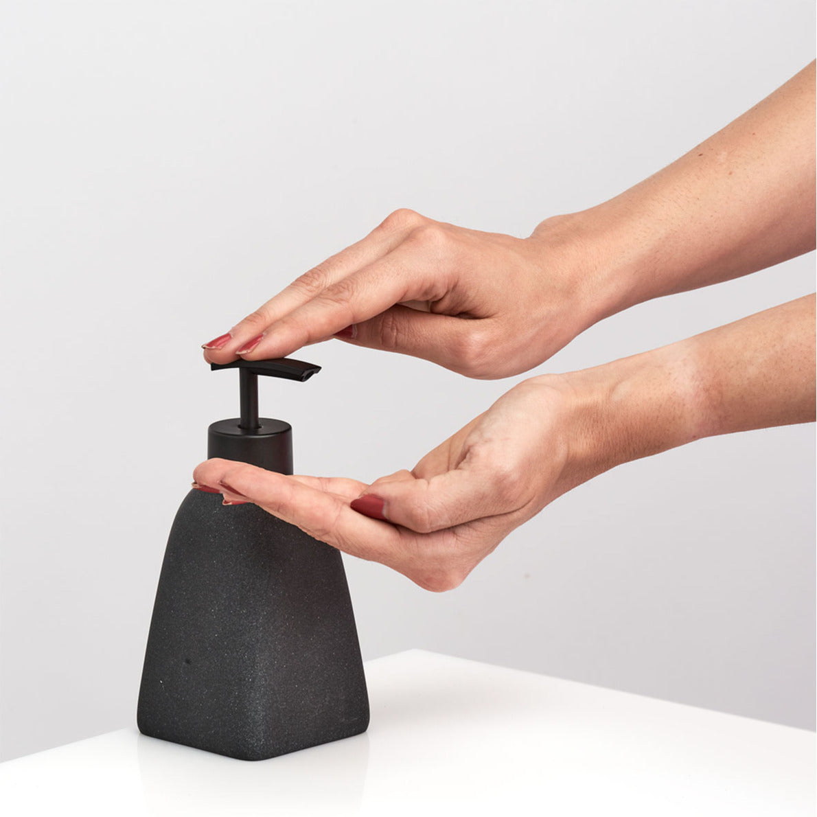 zeeppompje-dispenser-kunststeen-antraciet-grijs-7-x-15-cm_10377336-2
