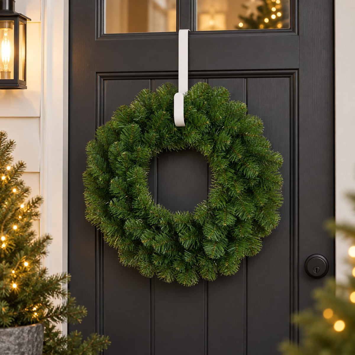 kunststof-kerstkrans-d45-cm-groen-incl-deurhanger-wit-deurkrans_10504348-1