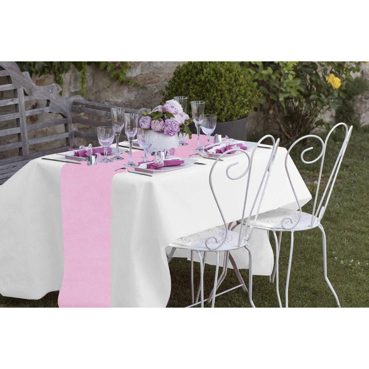 feest-tafelkleed-met-tafelloper-op-rol-wit-lichtroze-10-meter_10384448