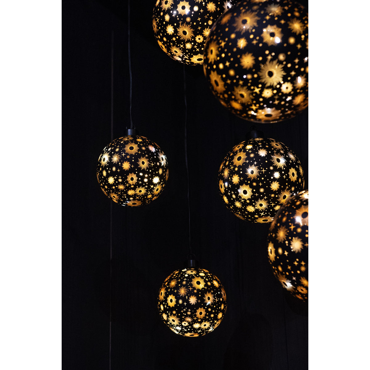 verlichte-bal-kerstbal-zwart-kosmos-10-cm-bewegend-licht-warm-wit_10380472-7