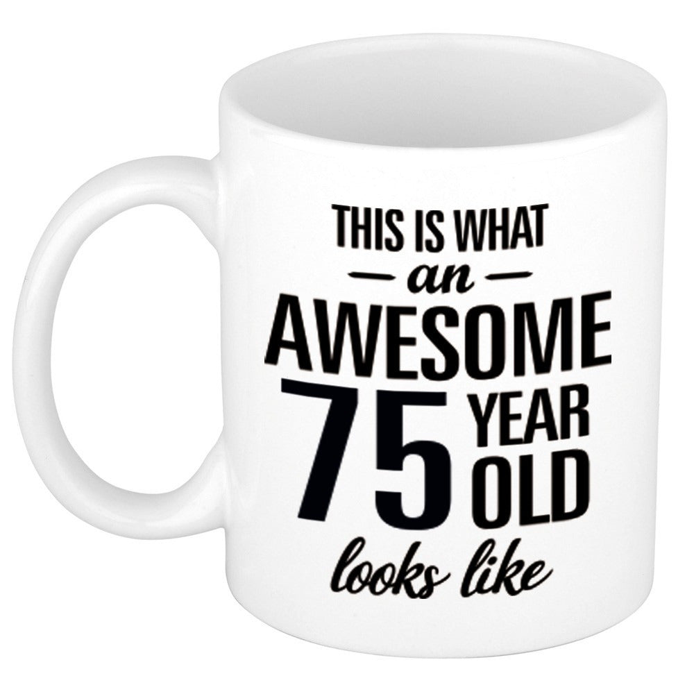 this-is-what-an-awesome-75-year-old-looks-like-cadeau-koffiemok-300-ml-verjaardag-75-jaar_10203480
