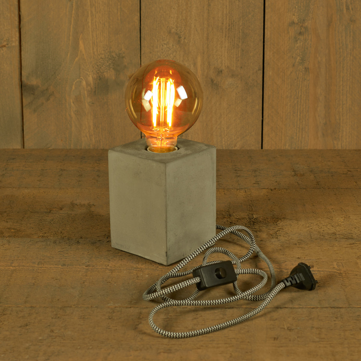 tafellamp-cement-grijs-hout-strijkijzer-snoer-95-x-95-x-13-cm-designlamp_10440593