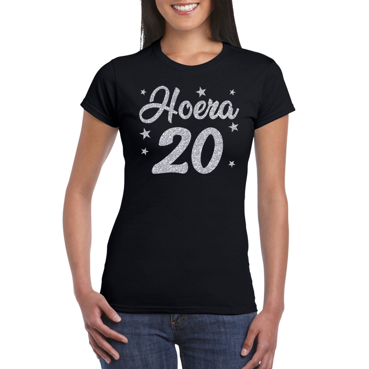 hoera-20-jaar-verjaardag-cadeau-tshirt-zilver-glitter-op-zwart-dames_10251599-3