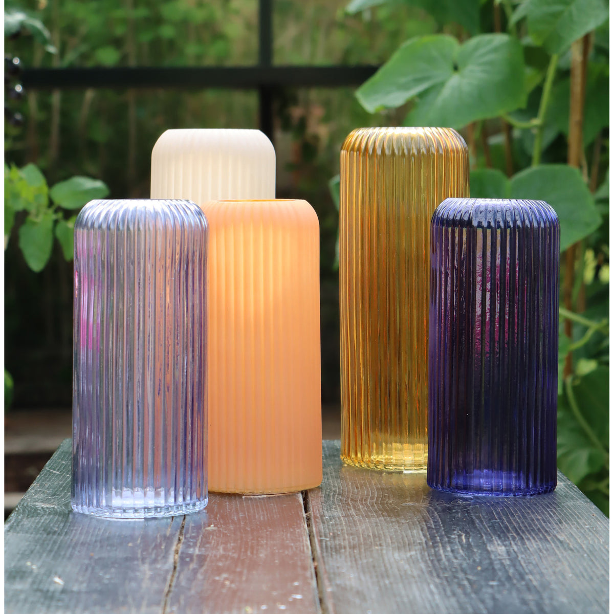 bloemenvaas-grijs-transparant-glas-d10-x-h25-cm_10379680-1