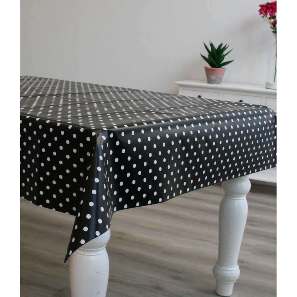 bellatio-design-tafelzeil-140-x-300-cm-zwart-wit-pvc-polkadot-tuintafelkleed_10302818-3