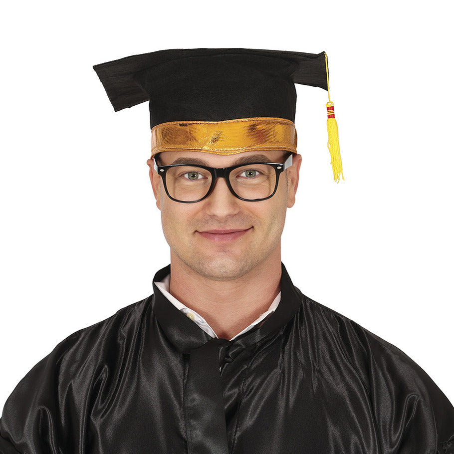 afstudeer-geslaagd-hoedje-zwart-goud-diploma-gehaald-doctoraal-hoed-voor-studenten_10062848-2