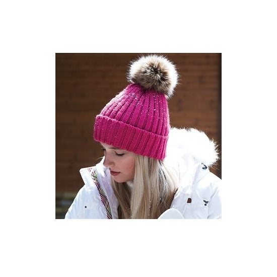 beechfield-gebreide-wintermuts-met-bruine-nep-bont-pompon-fuchsia-roze-dames-heren_10076883